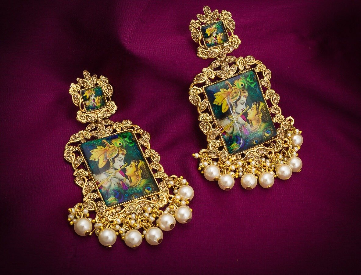 Morison Golden Twist Earrings  Modern Design with a Touch of Sophistication